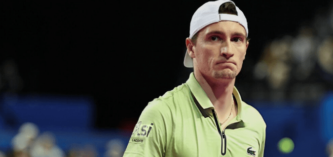 La secuencia de Ugo Humbert que generó polémica: revisó su celular en un partido y luego cayó&nbsp;derrotado