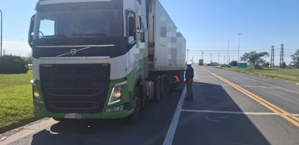 Un violento impacto entre un automóvil y un transporte de carga dejó una víctima fatal